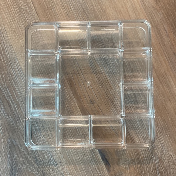 Amazon Essentials Clear Acrylic Jewelry Organizer Tray 13 Compartments - Picture 6 of 7
